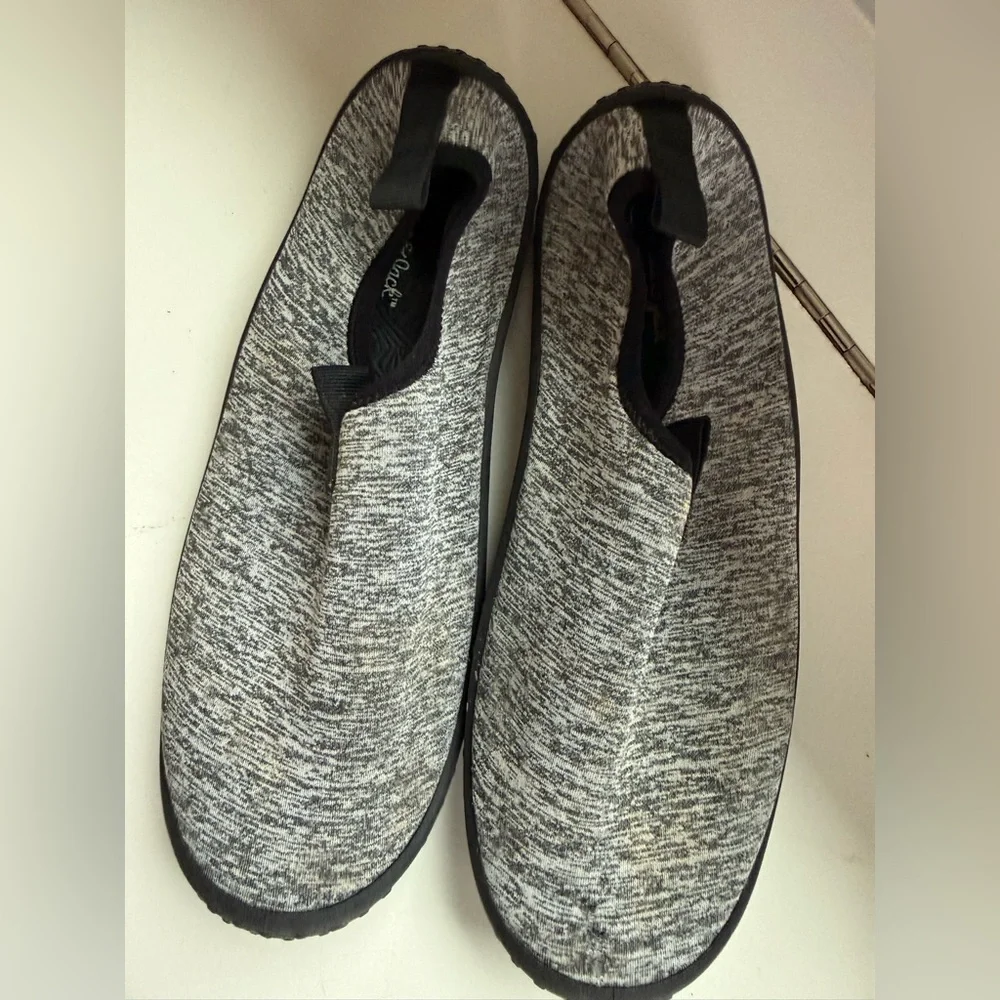 Cat & Jack Black and Gray kids water shoes